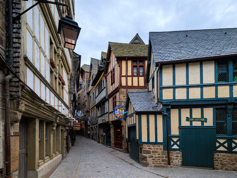 Antiguas calles adoquinadas del Mont-Saint-Michel