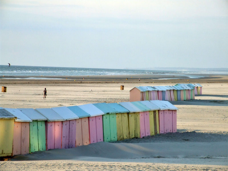 Cabañas de playa de colores pastel en la arena en un día soleado en Berck-sur-Mer, Costa de Ópalo, en el norte de Francia