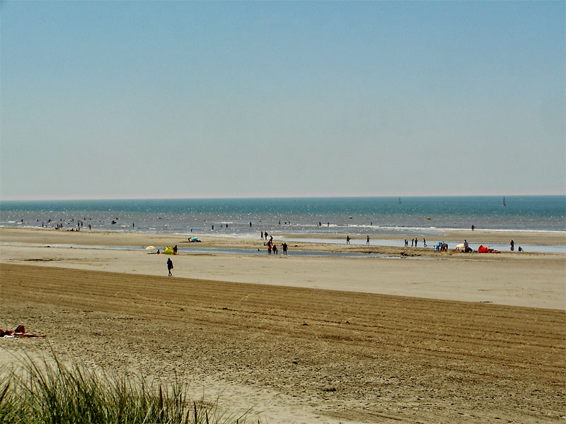 Muy larga playa de arena dorada bajo un cielo despejado, olas tranquilas en Hardelot, Costa de Ópalo, norte de Francia