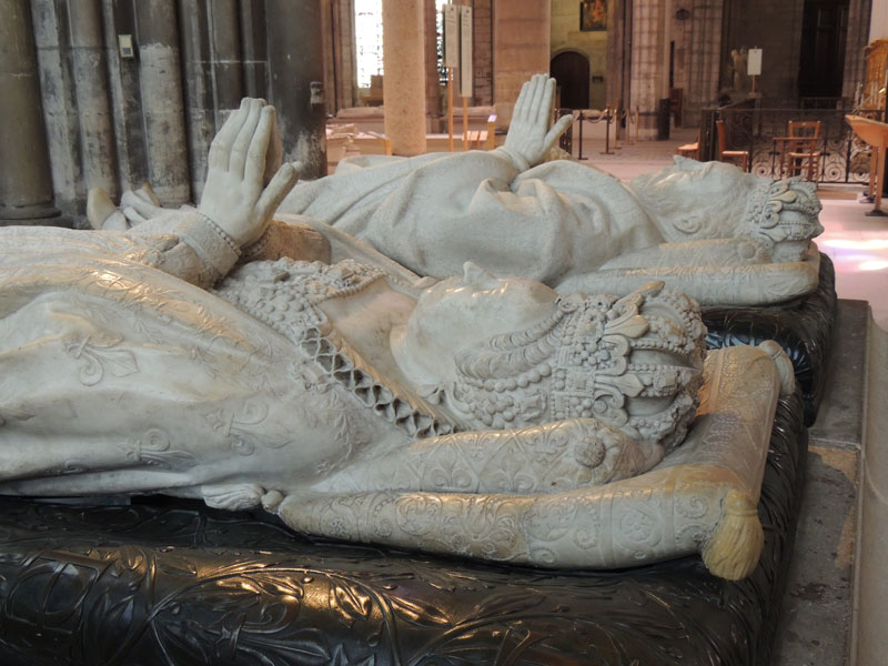 Esculturas de tumbas de mármol blanco de Enrique II de Francia y Catalina de Medici en la iglesia de Saint-Denis, París
