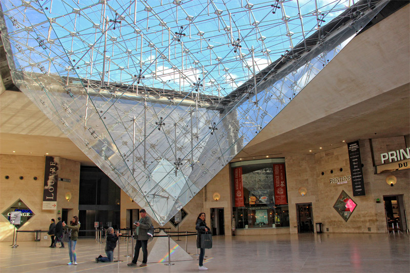 Pirámide de cristal invertida en el centro comercial Carousel, donde hay una entrada al Museo del Louvre en París