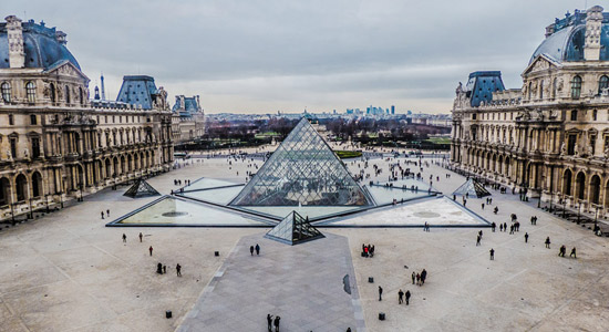 La pirámide del Louvre