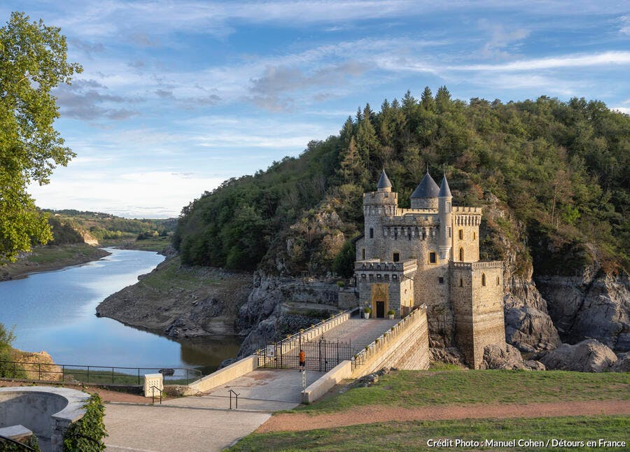 El castillo de la Roche en Saint-Priest-la-Roche en el Loira 