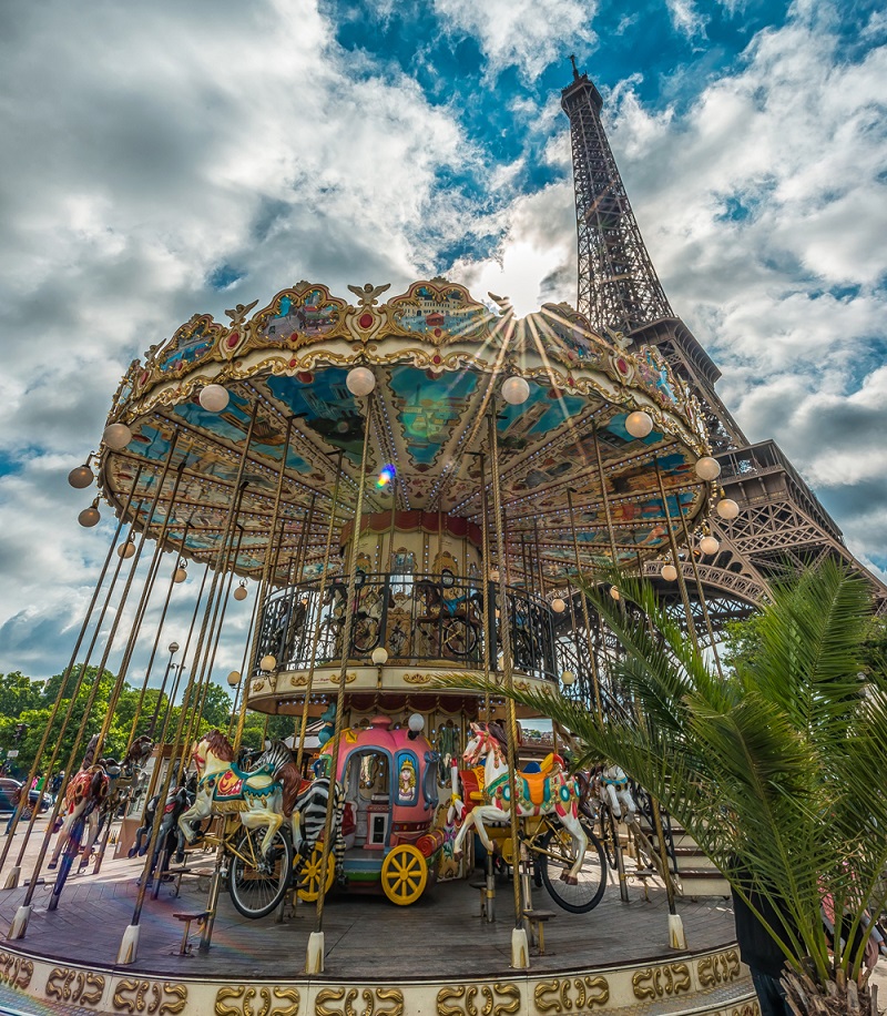 Carrusel infantil en la Torre Eiffel, auténtico y colorido