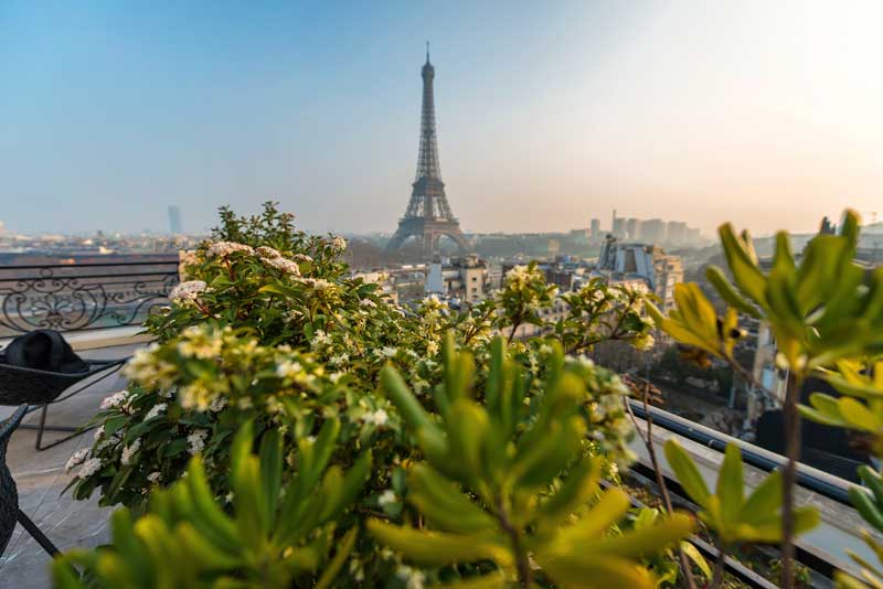 Torre Eiffel bajo un cielo soleado