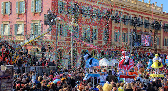 El Carnaval de Niza aleja la tristeza invernal
