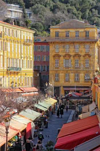 Coursera Saleya, la plaza del mercado de Niza llena de edificios de colores pastel