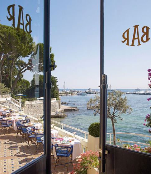 Vista desde el bar del Hotel Belles-Rives con vistas a las azules aguas del mar Mediterráneo