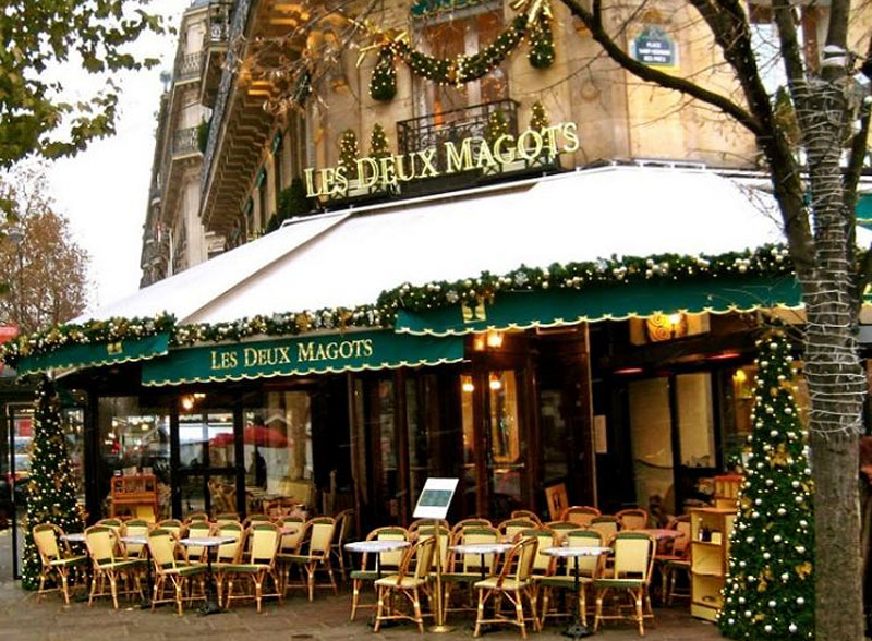 El café Deux Magots en París en Navidad