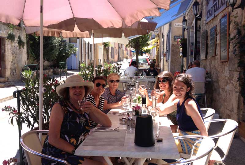 Grupo de mujeres cenando en un restaurante con terraza en Provenza