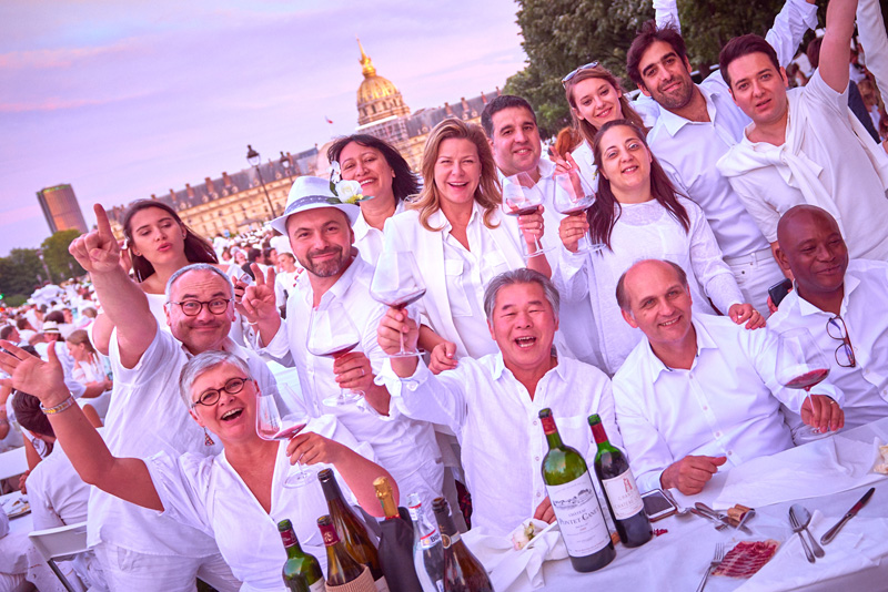 Los asistentes a Diner en Blanc Paris 2018 levantan sus copas y saludan por una gran noche de fiesta