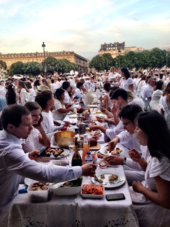 Filas de comensales para el picnic Diner en Blanc Paris