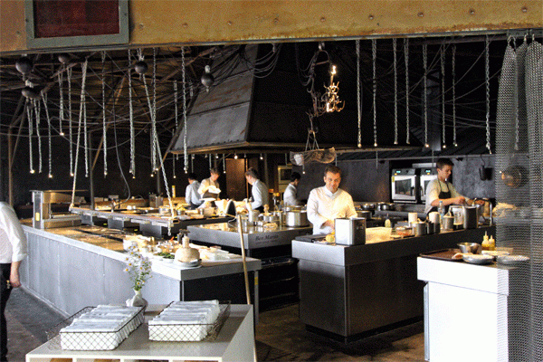 El chef Alexandre Gauthier en su cocina estilo estrella de rock en La Grenouillere