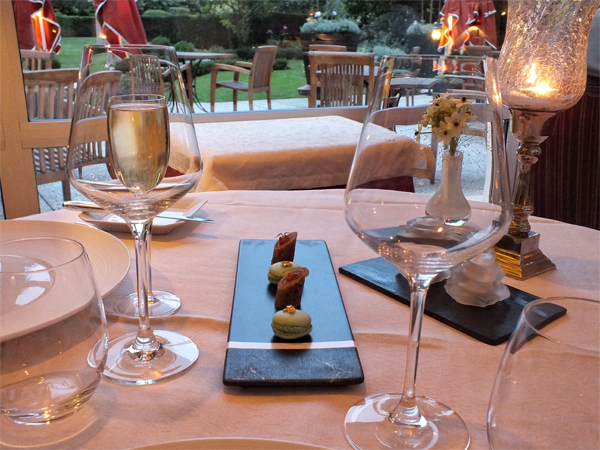 Mesa bellamente puesta con aperitivos en el restaurante Le Pavillon, Le Touquet Francia