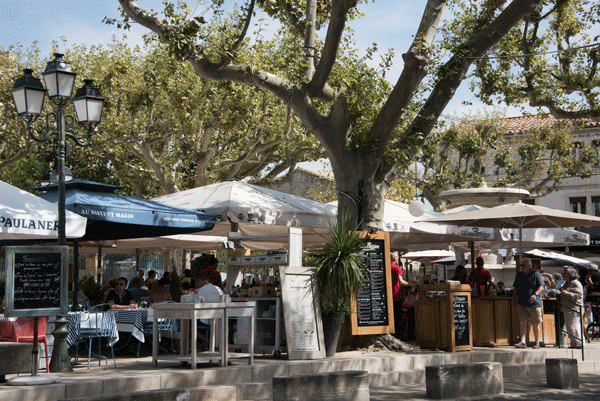 Cafés del centro de la ciudad en Mausanne Les Alpilles Provence Francia