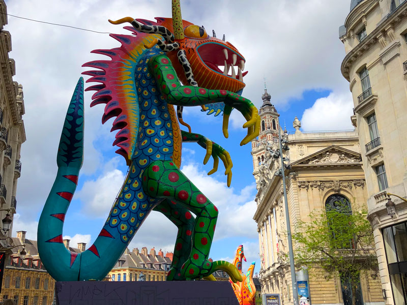 Criaturas gigantes y coloridas sobre pedestales se alinean en las calles principales de Lille durante el festival de arte Lille 3000