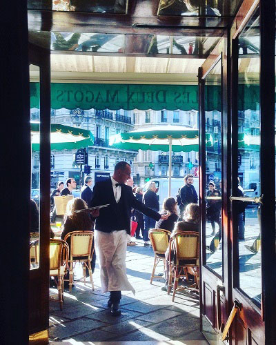 Camarero en el café Deux Magots en París