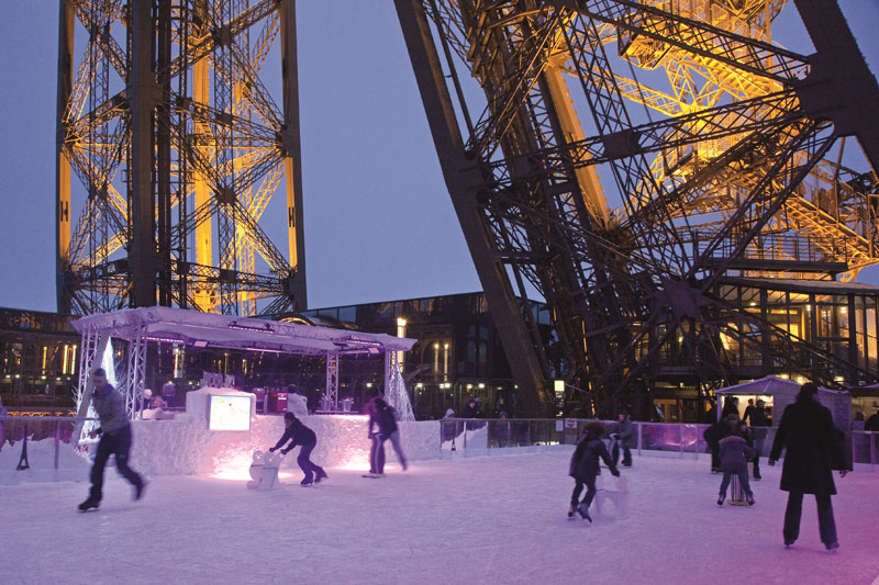 patinar sobre hielo en París al pie de la Torre Eiffel