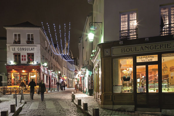 Las calles adoquinadas de Montmartre se iluminaron en Navidad