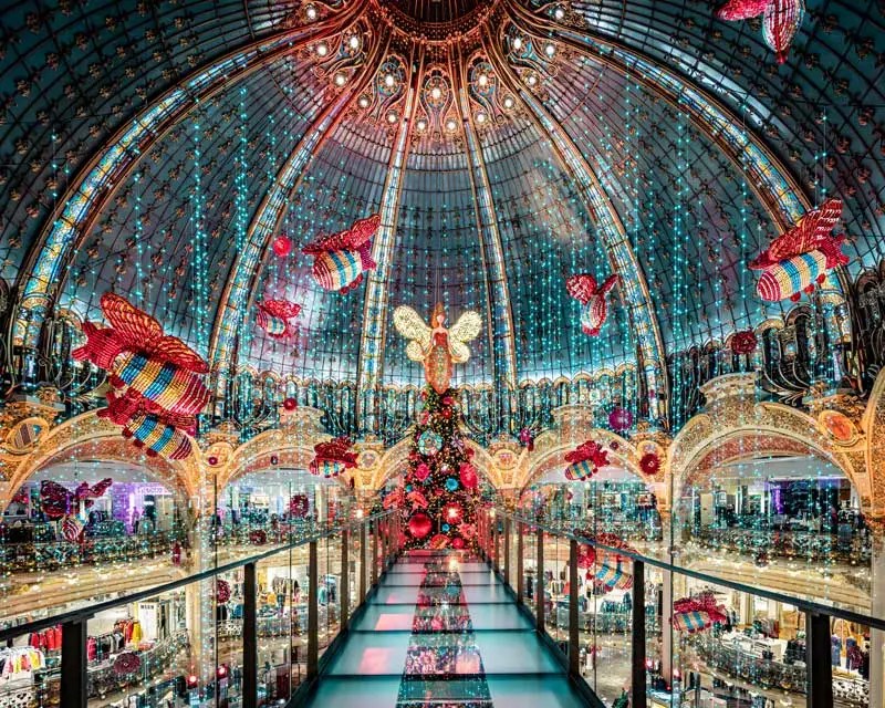 Los grandes almacenes de París Galeries Lafayette decorados para Navidad