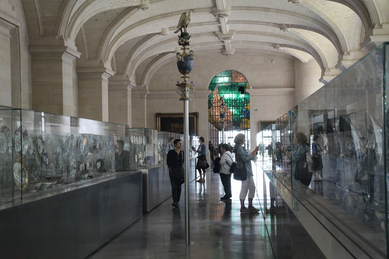 Los visitantes pasean por una hermosa galería de piedra en el Museo de Bellas Artes de la ciudad.