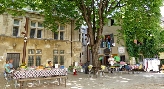 Pequeño y colorido mercado callejero en St Remy de Provence Francia