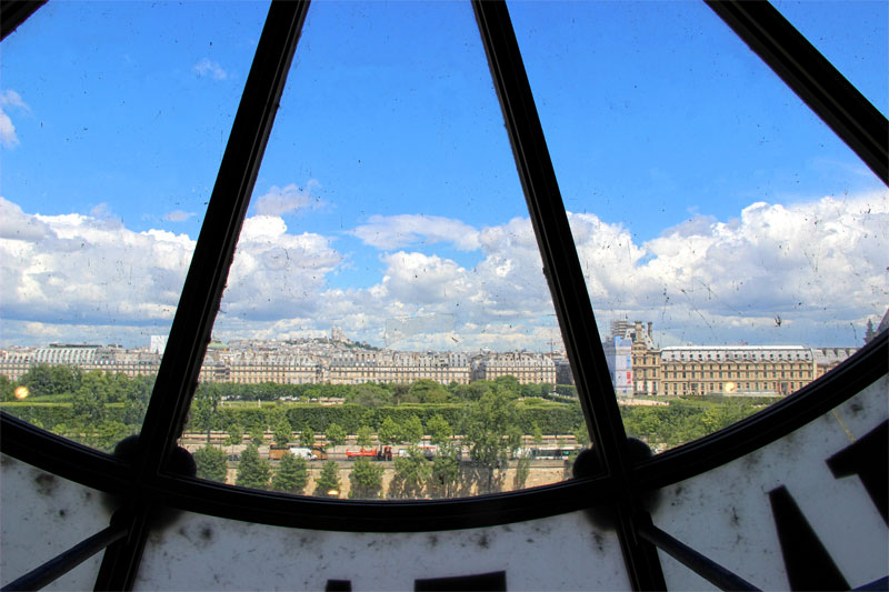 Mirando a través de la ventana del reloj gigante del Museo de Orsay en París