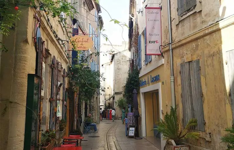 Estrechas calles adoquinadas llenas de cafés y boutiques en St Remy de Provence