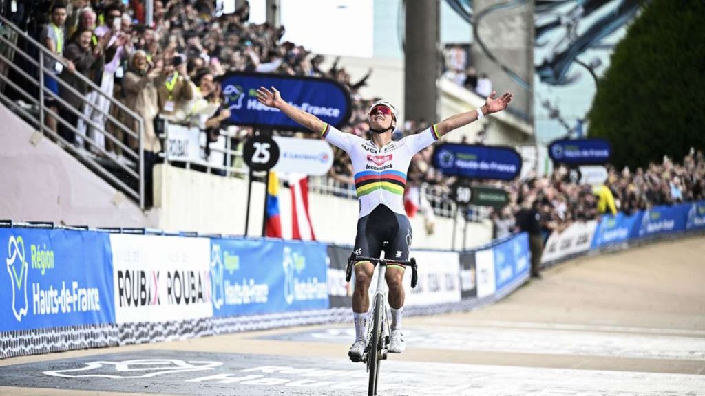 Ciclismo: Van der Poel gana la París-Roubaix; Politt cuarto