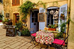 10 fotos que te harán querer visitar Cotignac Provence