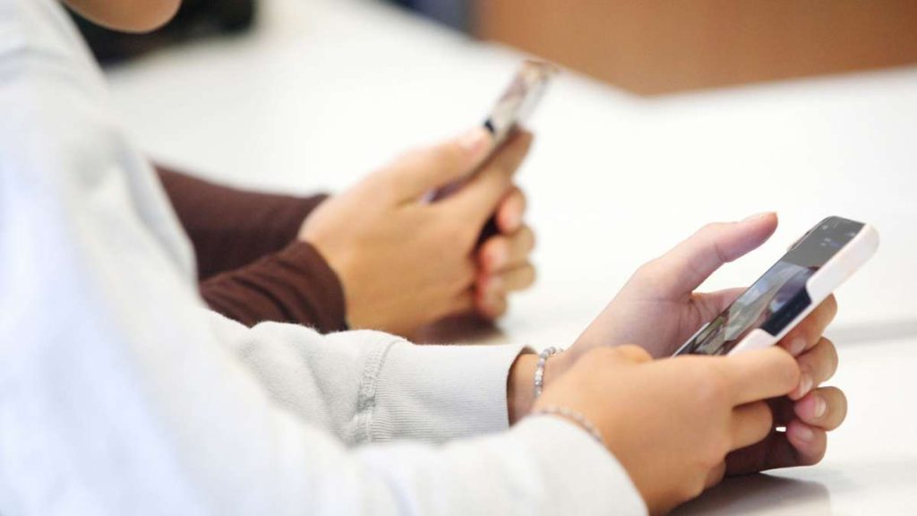Escuelas: la OCDE aconseja uso responsable del móvil
