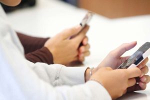 Escuelas: la OCDE aconseja uso responsable del móvil
