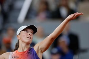 Tenis: Swiatek vence a Osaka en un thriller de segunda ronda del Abierto de Francia